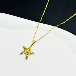 Collier avec pendentif étoile de mer dorée, texture spirale et chaîne fine élégante