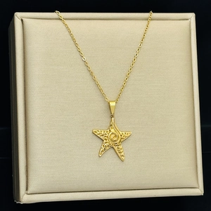 Collier pendentif étoile de mer doré avec texture réaliste sur une boîte à bijoux de luxe