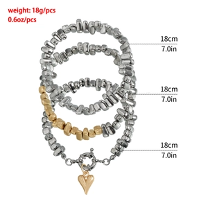 Ensemble de trois bracelets perlés en métal avec breloque cœur et mesures