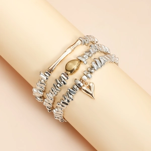 Ensemble de trois bracelets perlés argent et or avec pendentif cœur et tubes bambou