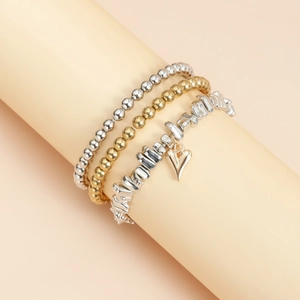 Vue détaillée de l'ensemble de bracelets en perles métalliques avec pendentif cœur