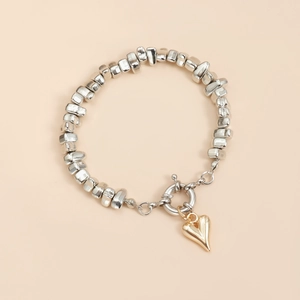 Détail de perles argentées et pendentif cœur doré avec fermoir à bascule OT