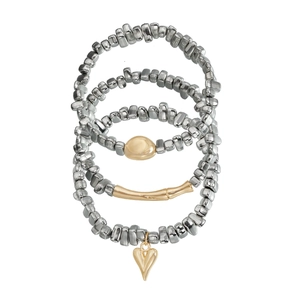 Ensemble détaillé de quatre bracelets argent et or avec breloque cœur et perles