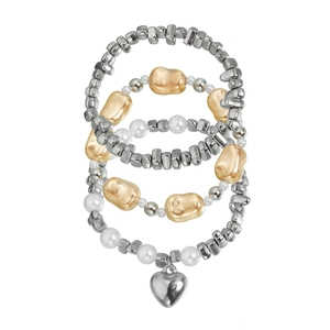 Détail d'un lot de 4 bracelets en perles avec breloque cœur argentée et perles