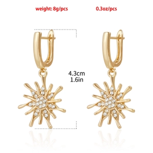 Detailansicht goldener Sonnenblumen-Ohrringe mit Gewichts- und Größenangaben in CM
