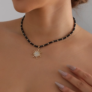 Elegante Sonnenblumenkette mit schwarzen Perlen und funkelnden Kristallen an einem Model
