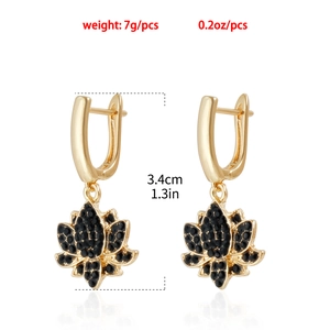 Détails des boucles d'oreilles lotus serties de cristaux noirs avec dimensions précises