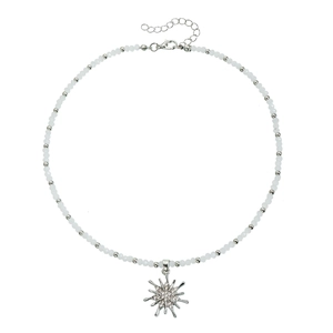 Nahaufnahme der weißen Perlenkette mit silbernen Perlen und einem Strass Sonnenanhänger