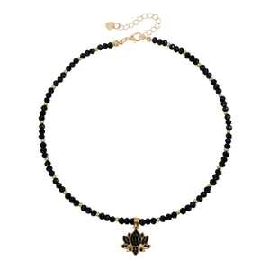 Collier élégant en perles avec pendentif lotus noir et détails dorés sur fond blanc