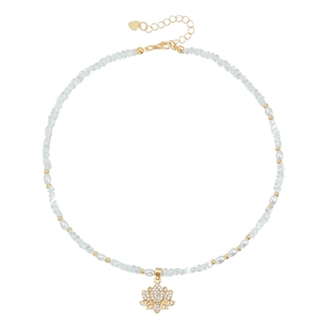 Vue détaillée du collier de perles avec pendentif lotus scintillant et fermoir mousqueton