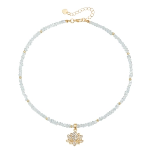 Détails du collier de perles en pierres bleu clair et pendentif lotus orné de cristaux
