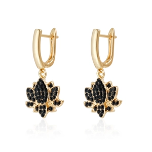 Détail de boucles d'oreilles fleur de lotus plaquées or avec strass en cristal noir