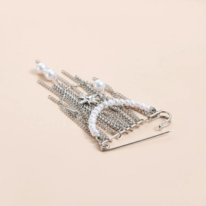 Broche étoile à pompons multicouches avec perles et épingle de sûreté argentée chic