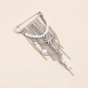 Broche épingle argentée avec glands métalliques, perles et pendentif étoile élégant