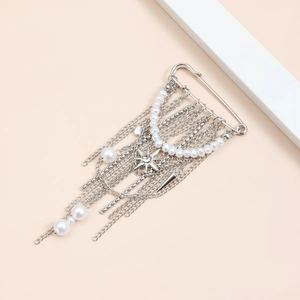Broche à pompons argentés multicouches avec perles, étoile et pendentif conique