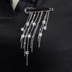 Broche épingle de sûreté tendance avec franges argentées et cristaux carrés brillants