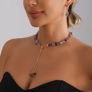 Elegante sieradenset met paarse onregelmatige stenen kralen ketting en gouden oorbellen