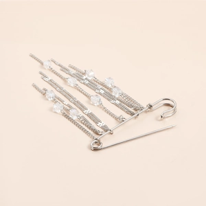 Broche épingle argentée avec glands métalliques en cascade et perles en cristal clair