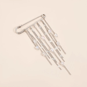 Broche élégante à pampilles argentées avec perles en cristal carrées et chaînes fluides