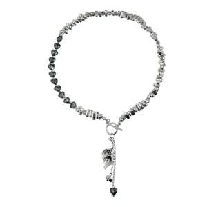 Kralenketting met hematiet hartjes, bladvormige knevelsluiting en zilverkleurige accenten