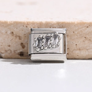 Makroaufnahme von italienischem Charm-Glied aus Silber mit drei rechteckigen Zirkonia