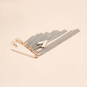 Spilla a balia alla moda con lunghe nappe argentate e ciondolo a cuore dorato elegante