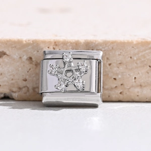 Makro-Detail des italienischen Armband-Links mit funkelndem sternförmigem Zirkonstein