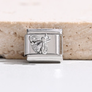 Makro-Detail des italienischen Charms mit polierter Silberbiene und Tropfenkristall