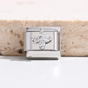 Makroaufnahme von silbernem italienischem Armband-Link mit Zirkonia-Kreuzmuster