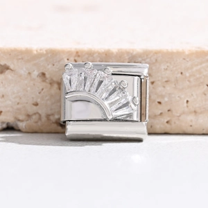 Makroansicht des italienischen Charm-Links mit Baguette-Zirkonia in Kronenform