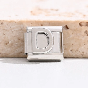 Makroaufnahme eines italienischen Edelstahl-Charms mit geprägtem 3D-Großbuchstaben D