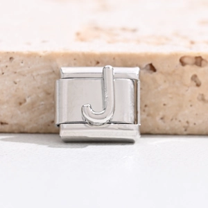 Makroaufnahme von italienischem Armband-Glied aus Edelstahl mit geprägtem Buchstaben J