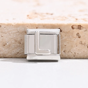 Polierter Edelstahl Italienischer Charm Link mit einem 3D geprägten Buchstaben L Detail