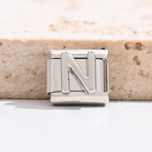 Makroaufnahme aus poliertem Edelstahl Italienisches Charm mit geprägtem Buchstaben N