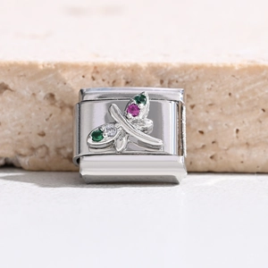 Nahaufnahme von Silberlibellen-Charm mit bunten Edelsteinen für DIY-Armbänder