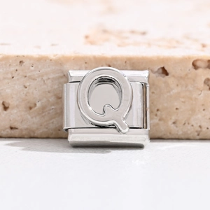 Makroaufnahme von italienischem Armbandglied aus Edelstahl mit geprägtem Buchstaben Q