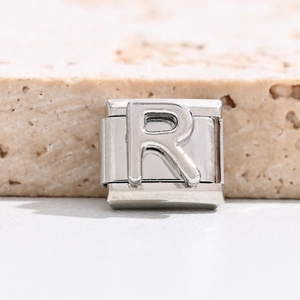 Makroaufnahme der polierten italienischen Armband-Element aus Edelstahl mit Buchstabe R
