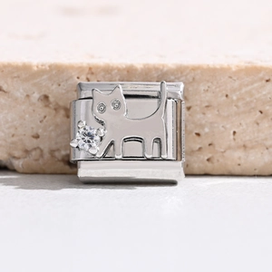 Detail eines modularen silbernen Katzen-Charms mit Zirkonia-Inlay für DIY-Armband