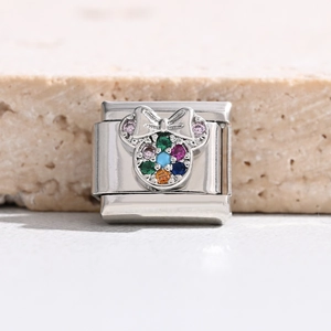 Makroaufnahme von italienischem Modul-Charm mit bunten Zirkonia in Schmetterlingsform