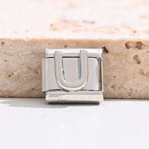 Makroaufnahme von Edelstahl-Charm-Link für italienische Armbänder mit geprägtem Buchstaben U
