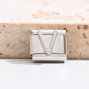 Nahaufnahme des polierten Edelstahl-Charms mit geprägtem Buchstaben V für Armbänder