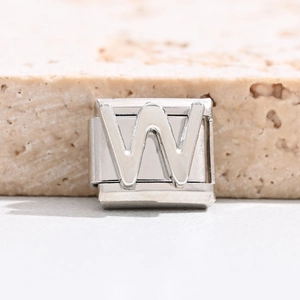 Makroaufnahme des silbernen Edelstahl Armbandglieds mit dem Buchstaben W Motiv