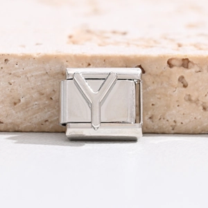 Makroaufnahme von silbernem Edelstahl Italienischem Charm Glied mit Metallbuchstabe Y