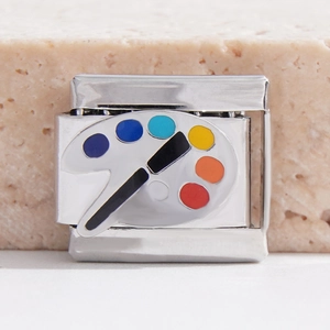 Vue détaillée d'un charm italien avec une palette de peintre colorée et un pinceau