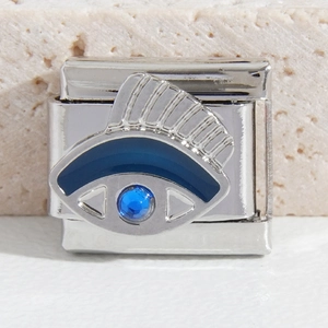 Vue macro d'un charm italien mauvais œil en émail bleu sur bracelet modulaire en acier