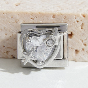 Gros plan d'un charme cœur modulaire en argent avec zircone pour bracelets DIY