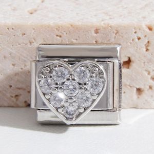 Vue macro du maillon cœur en argent pour bracelets italiens avec cristaux étincelants