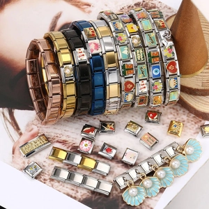Makroansicht modularer italienischer Charm-Armbandglieder in Stahl-, Gold- und Roségold