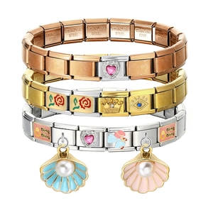 Detaillierte Makroansicht von modularen Charm-Armbändern in Gold, Silber und Roségold-Finish