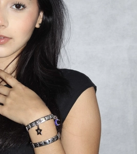 Detail von zwei italienischen Charm-Armbändern mit Stern und Mond am Handgelenk